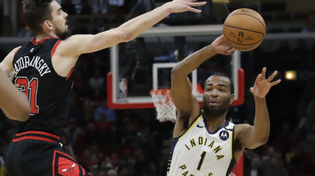 Tomáš Satoranský v souboji s protihráčem