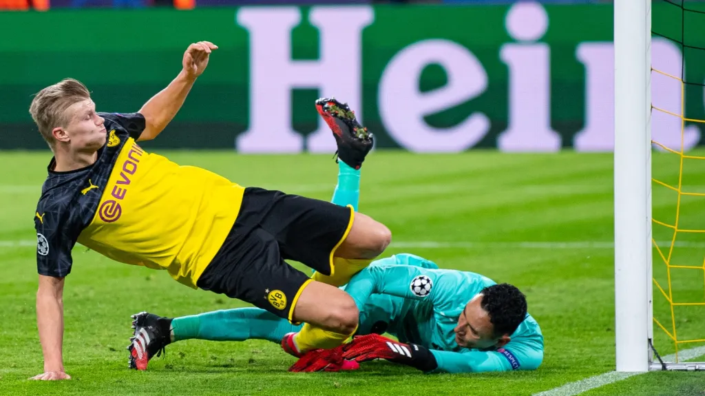 Střelec Dortmundu Erling Haaland dává gól PSG