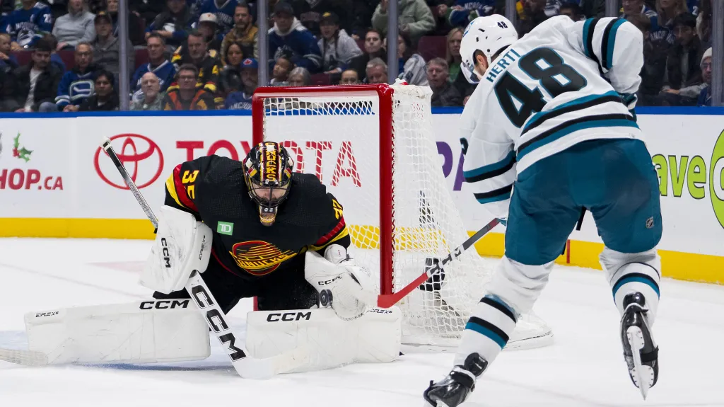 Tomáš Hertl zakončuje v utkání s Vancouverem