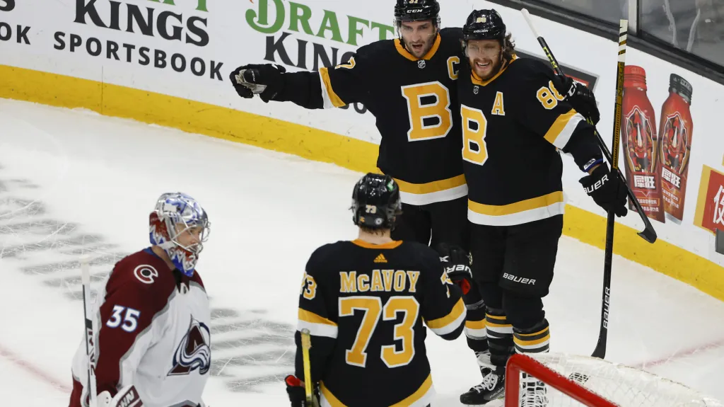 David Pastrňák slaví gól proti Coloradu