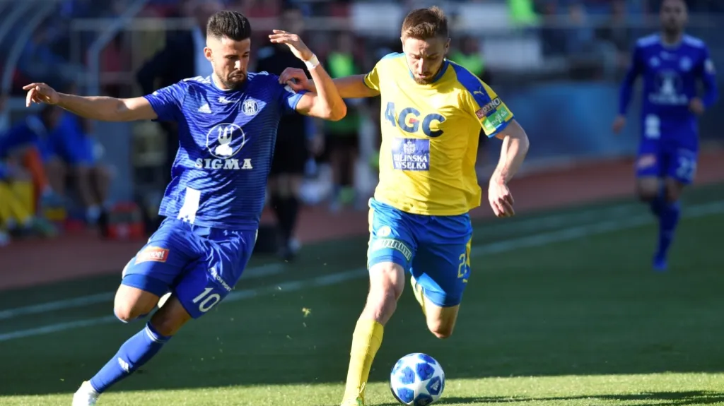 Jan Shejbal z Teplic stíhaný Jakubem Yunisem z Olomouce