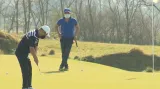 Golfisté hrají a pomáhají seniorům