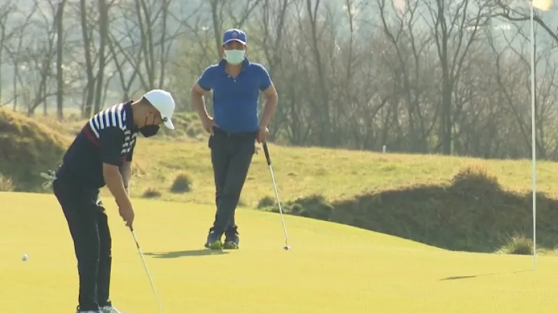 Golfisté hrají a pomáhají seniorům