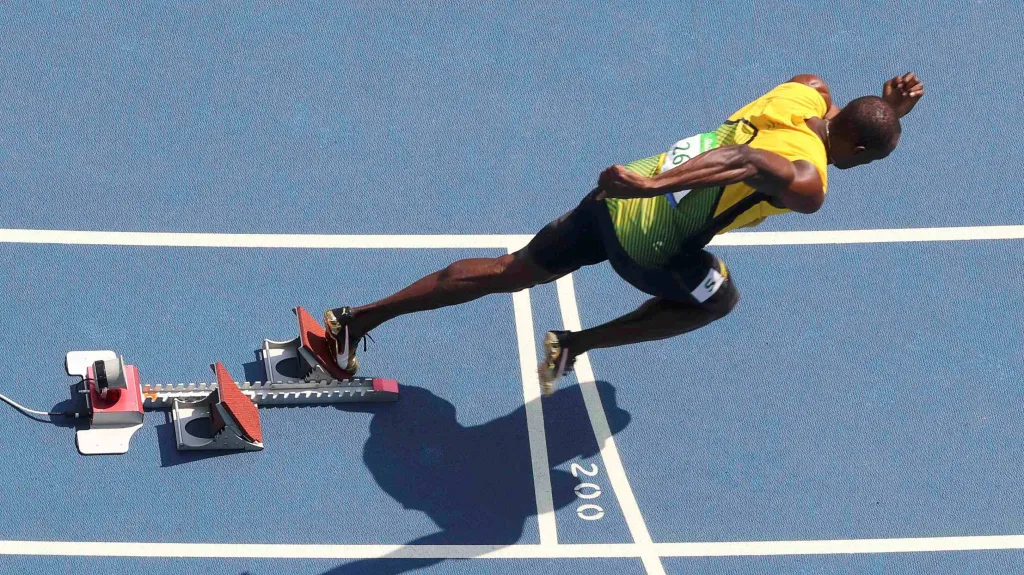 Usain Bolt na startu rozběhu dvoustovky v Riu