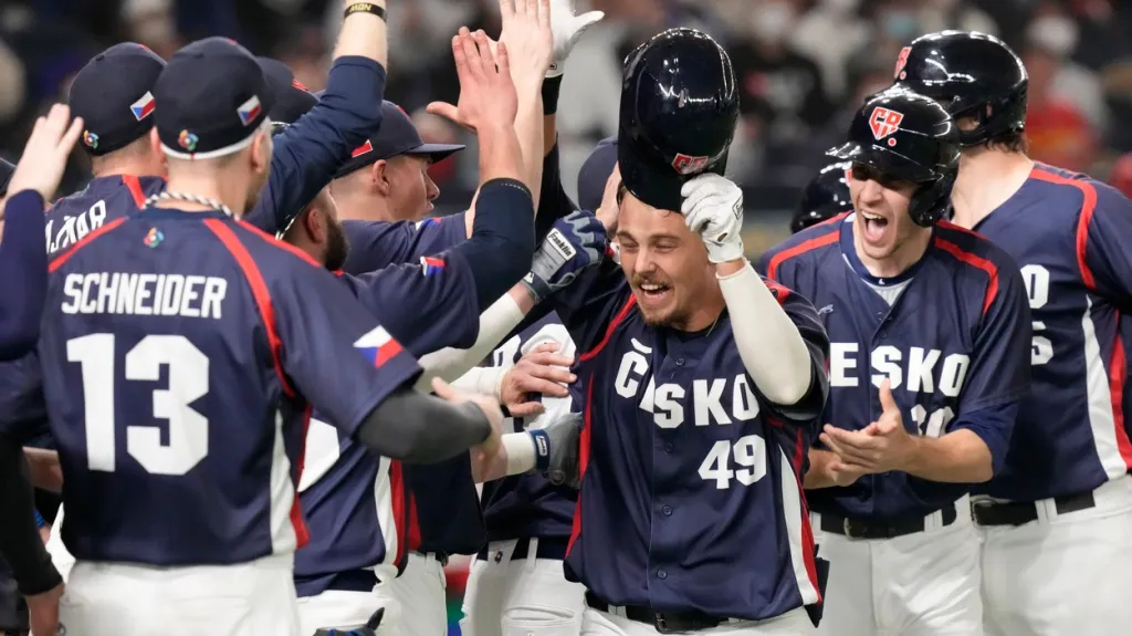 Matěj Menšík (s číslem 49) se raduje se spoluhráči z české reprezentace