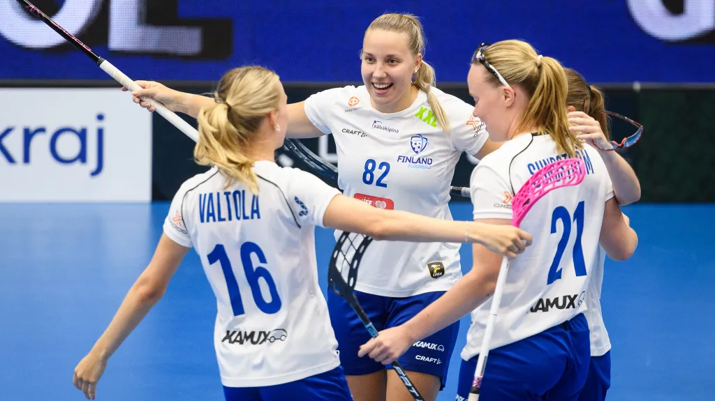 Florbalistky Finska se radují z gólu