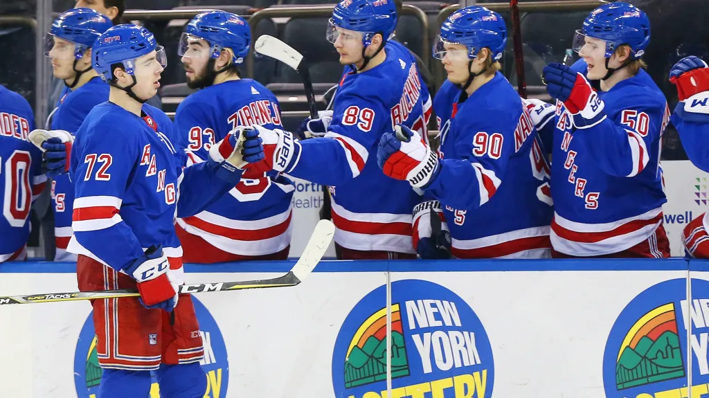 Filip Chytil se raduje z gólu se spoluhráči z New York Rangers