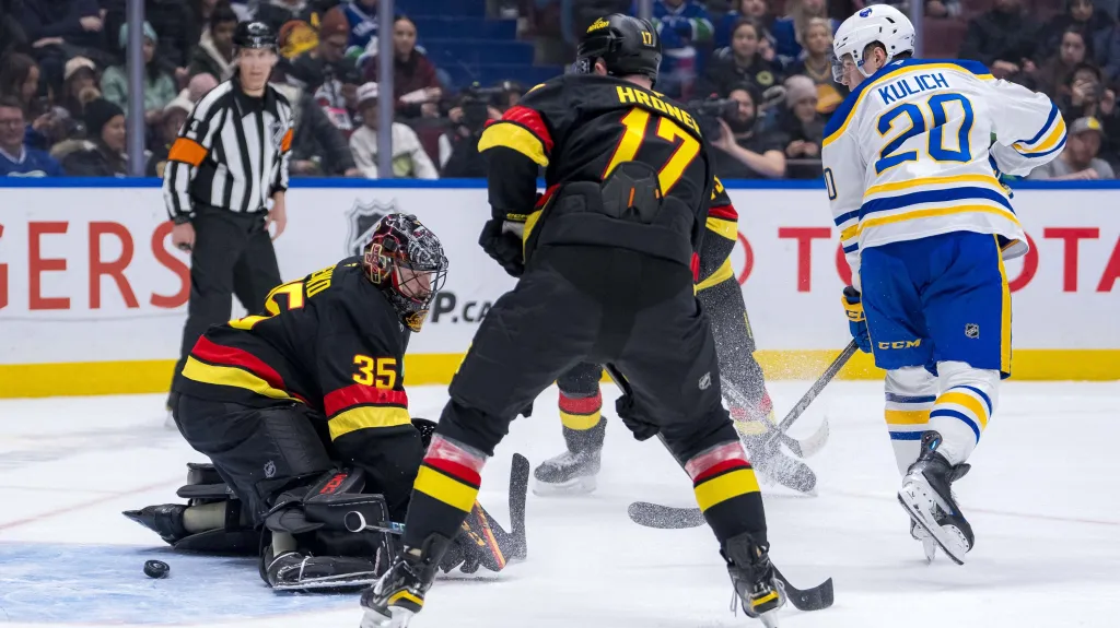 Jiří Kulich v utkání s Vancouverem