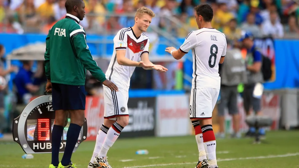 Andre Schürrle střídá Mesuta Özila