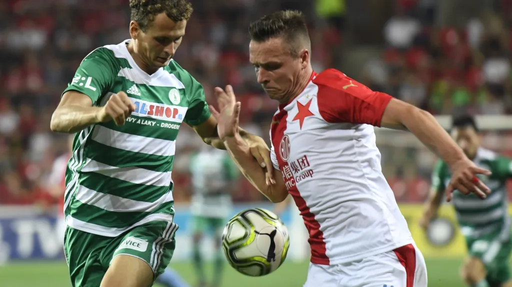 Stanislav Tecl ze Slavie (vpravo) bojuje o míč s Lukášem Hůlkou z Bohemians 1905