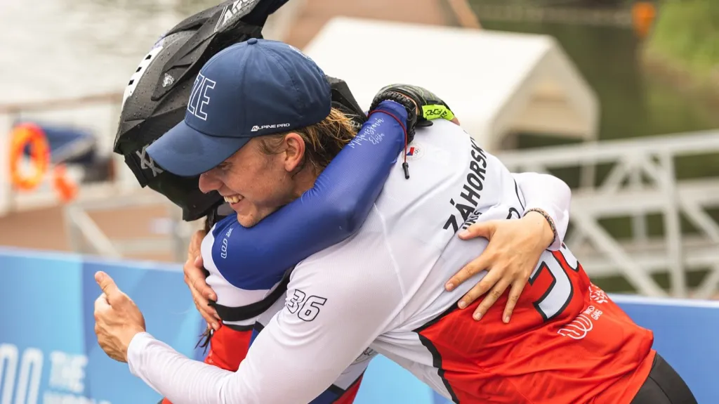 Lukáš Záhorský v objetí s Eliškou Matouškovou 