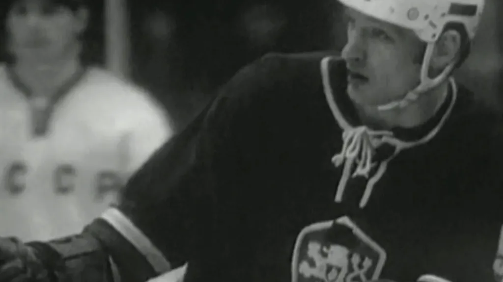 Jaroslav Holík s přelepenou hvězdou ve státním znaku na dresu na MS 1969