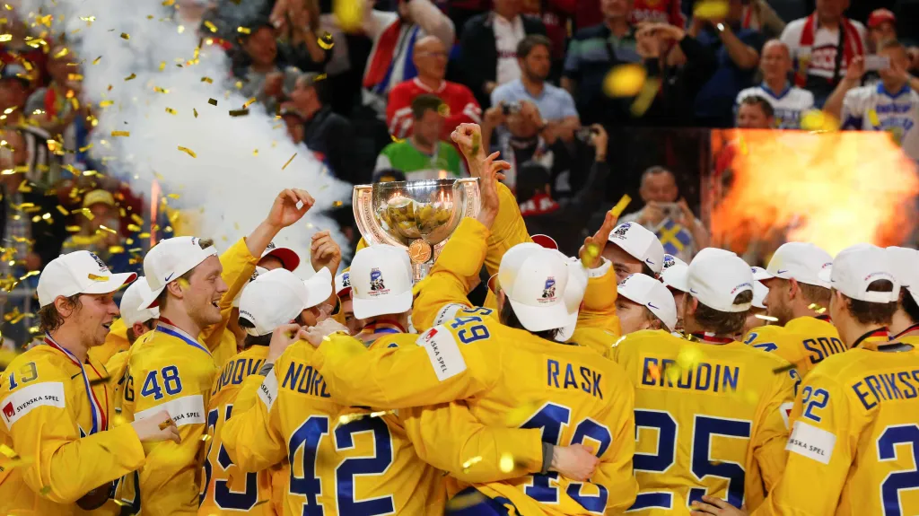 Slavící Švédové s trofejí pro mistra světa