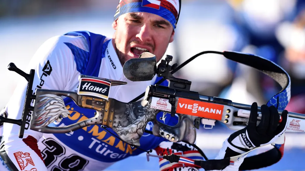 Michal Krčmář ulehá ke střelbě během stíhačky