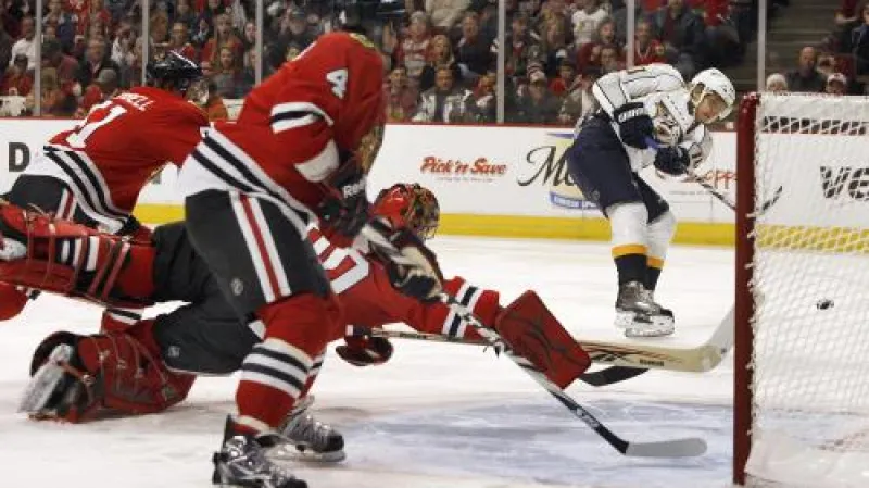Martin Erat v dresu Nashvillu skóruje v duelu proti Chicagu