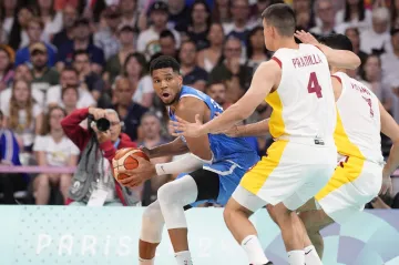 Giannis Antetokounmpo v olympijském utkání Řecka proti Španělsku