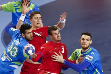 Roman Bečvář se snaží prosadit v utkání proti Slovinsku