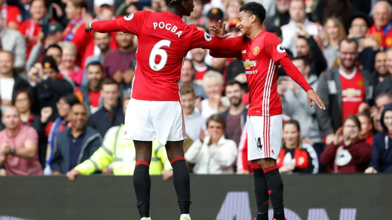 Paul Pogba se raduje ze vstřeleného gólu se spoluhráčem z Manchesteru United Jessem Lingardem