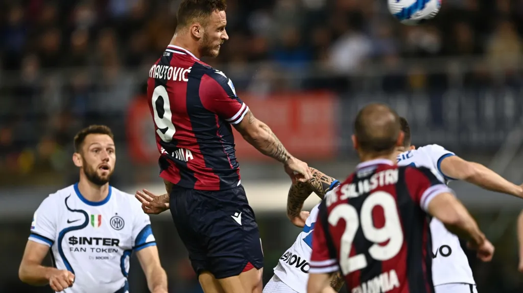 Marko Arnautovič hlavičkuje v utkání s Interem