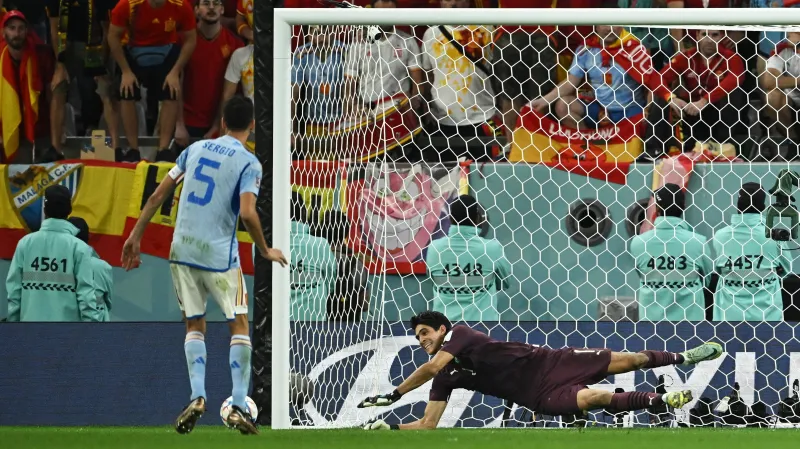 Maročan Bono chytá penaltu Sergia Busquetse