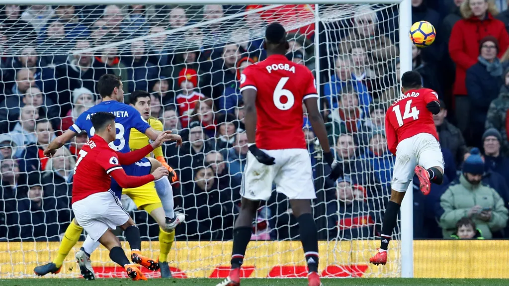 Jesse Lingard z Manchesteru United střílí gól do sítě Chelsea
