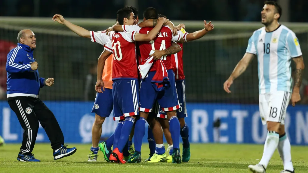 Fotbalisté Paraguaye slaví vítězství na půdě Argentiny