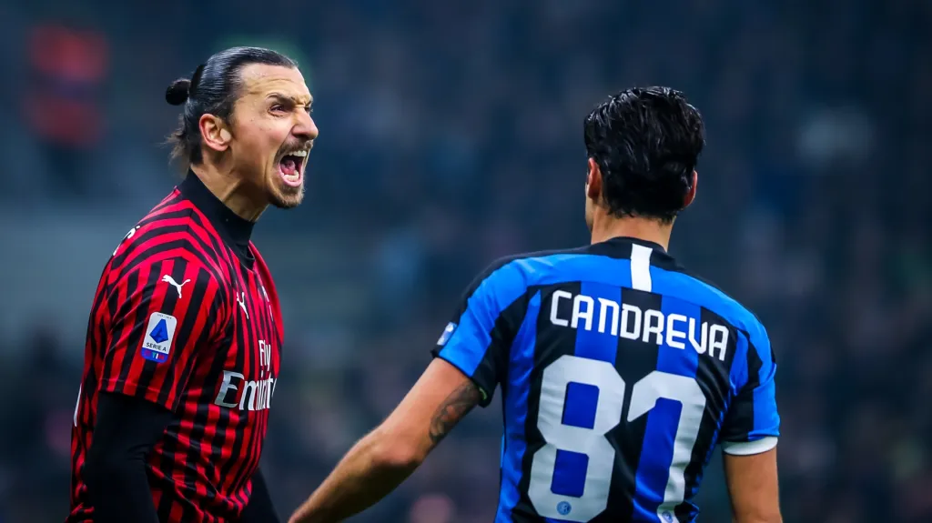 Zlatan Ibrahimovic z AC Milán (vlevo) burcuje spoluhráče v derby s Interem