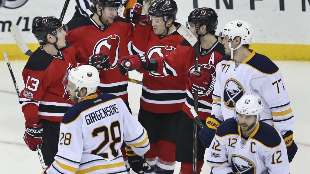 Pavel Zacha se raduje se spoluhráči