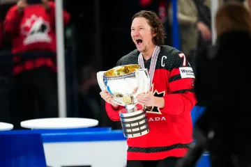 Tyler Toffoli s pohárem pro vítěze MS