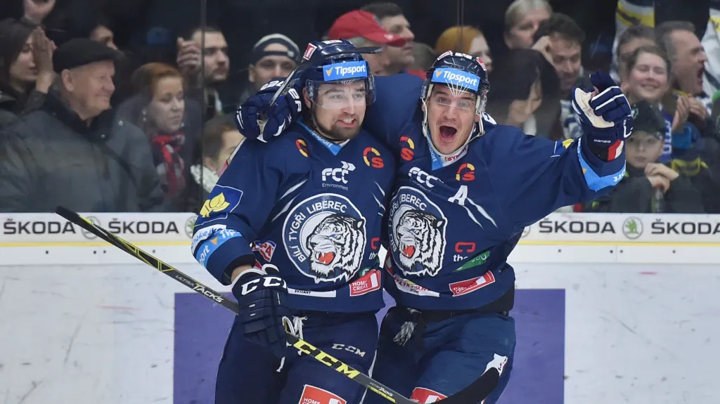 Liberecký Branko Radivojevič (vpravo) slaví gól společně s Lukášem Krenželokem