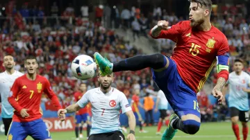 Španělský obránce Ramos zakončuje v akrobatické pozici