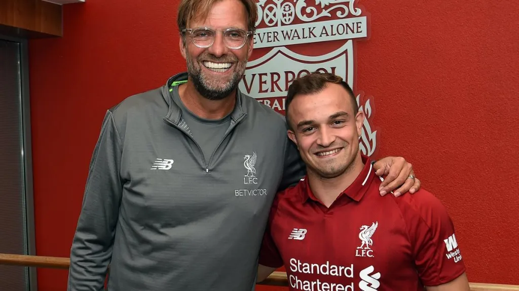Xherdan Shaqiri (vpravo) s trenérem Liverpoolu Jürgenem Kloppem