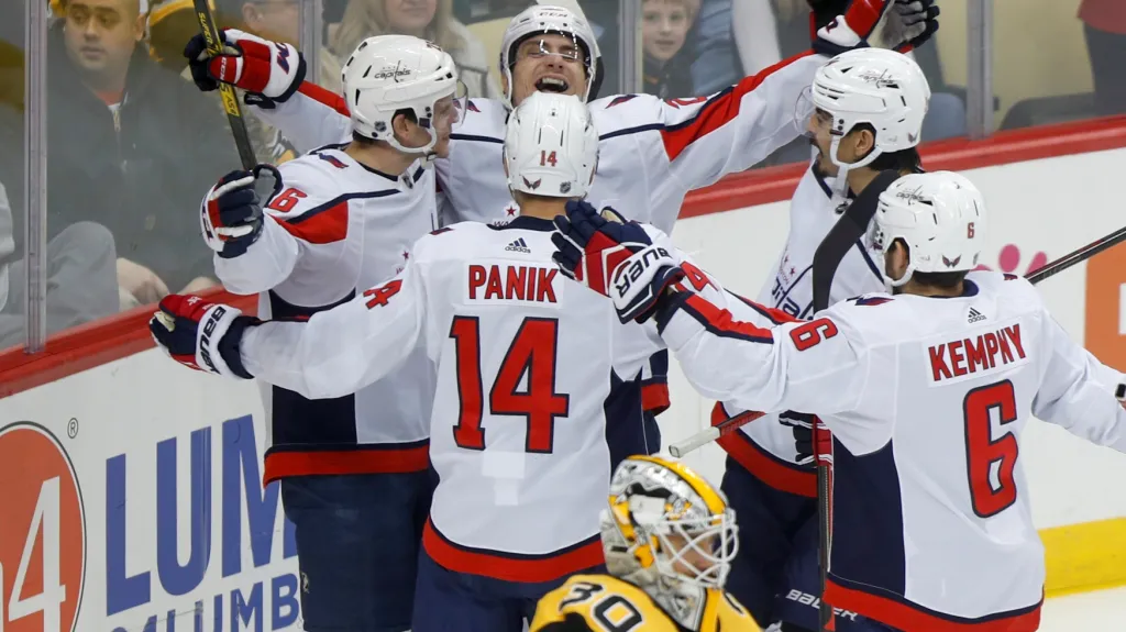 Hráči Washingtonu i s Michalem Kempným slaví gól