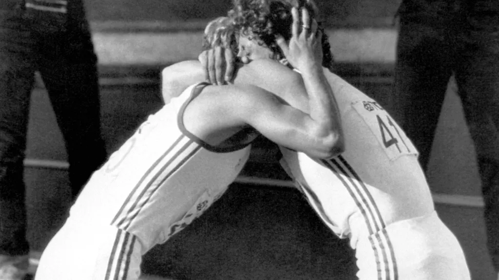 Jarmila Kratochvílová (vpravo) v objetí s Taťánou Kocembovou