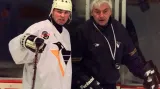 Ivan Hlinka udílí pokyny Jaromíru Jágrovi během tréninku Pittsburghu