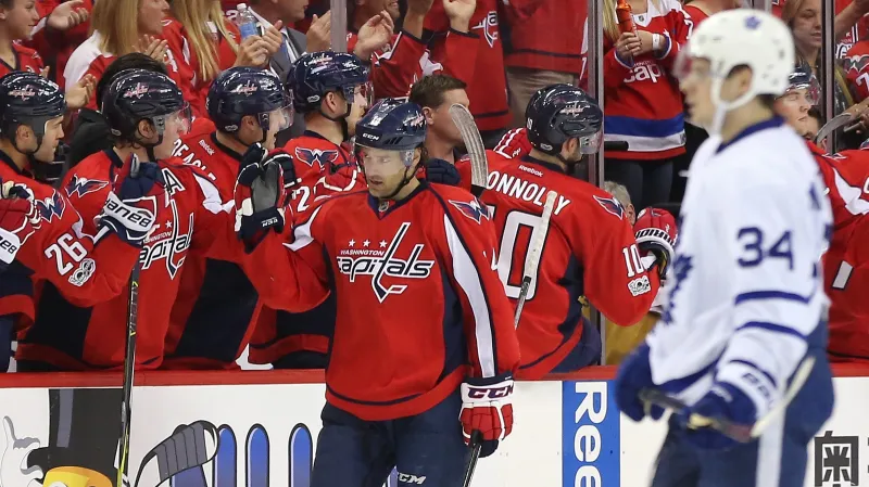 Justin Williams slaví gól do sítě Toronta