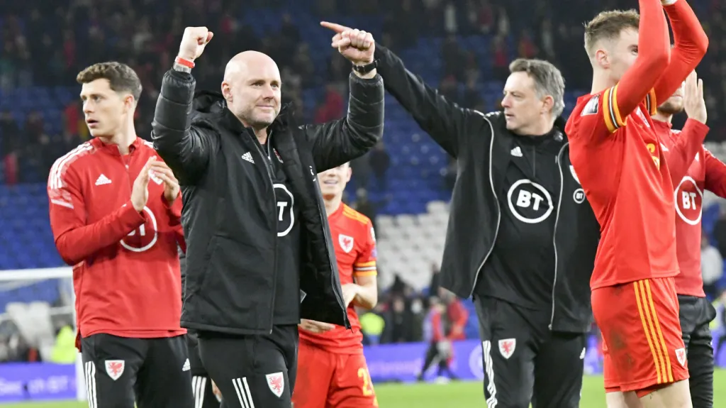 Trenér velšské fotbalové reprezentace Rob Page (druhý zleva) děkuje fanouškům