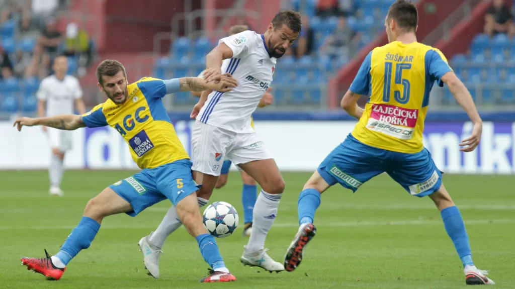 Ostravský Milan Baroš (uprostřed) v zápase proti Teplicím