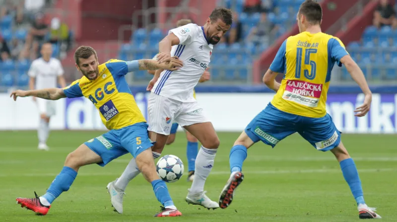 Ostravský Milan Baroš (uprostřed) v zápase proti Teplicím