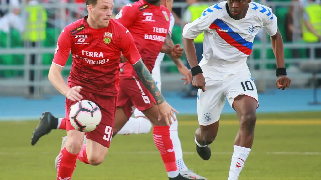 Ondřej Vaněk (vlevo) v utkání ruské ligy