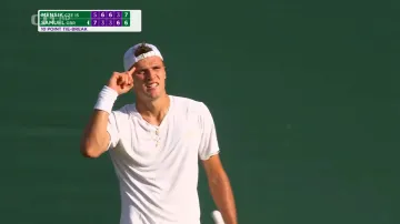 Jakub Menšík po pětisetovém boji postoupil do druhého kola