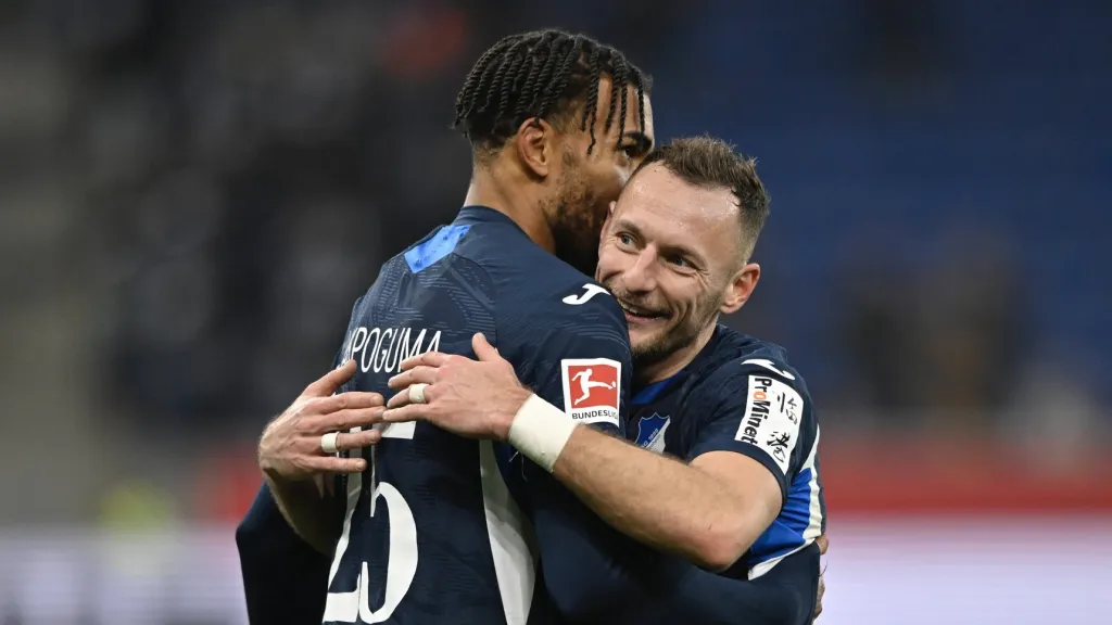 Vladimír Coufal slaví gól s Kevinem Akpogumou