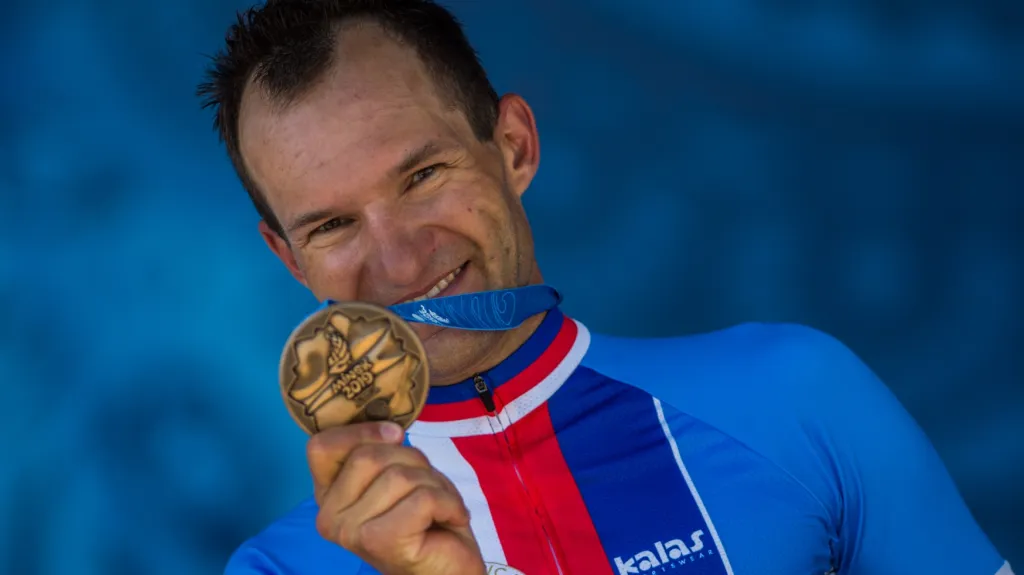 Cyklista Jan Bárta s bronzovou medailí z Evropských her