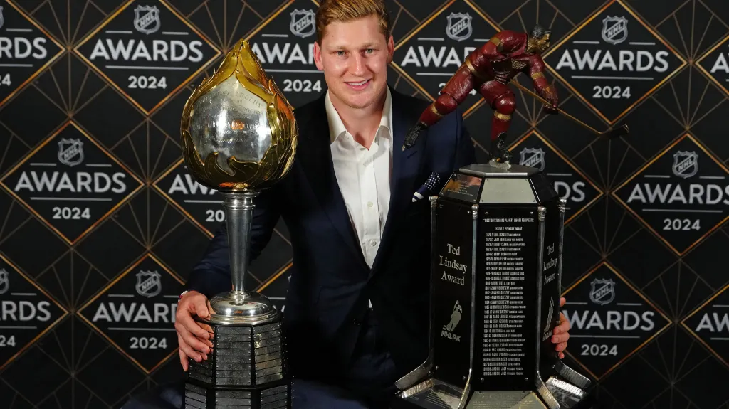Nathan MacKinnon z Colorada s trofejemi na galavečeru NHL