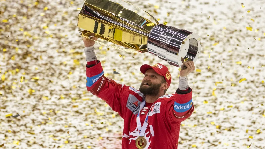 Martin Růžička z Třince s mistrovskou trofejí