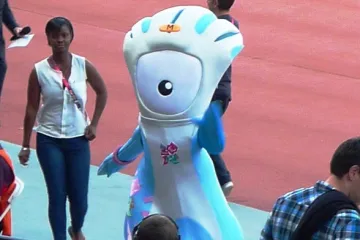 Maskot her zdraví diváky občas šokované z výkonů sportovců