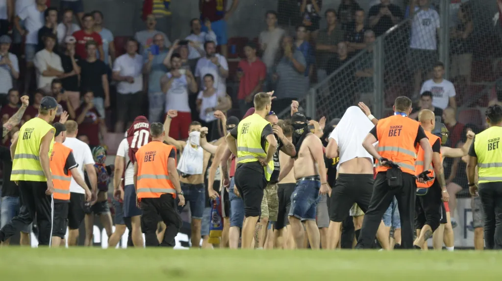 Fanoušci Sparty vnikli na trávník po gólu Subotice