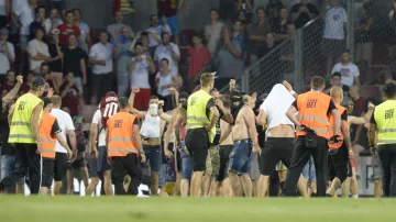 Fanoušci Sparty vnikli na trávník po gólu Subotice