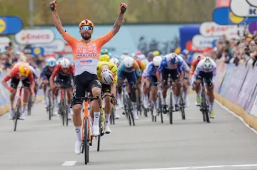 Italský cyklista Filippo Ganna se raduje v cílové rovince