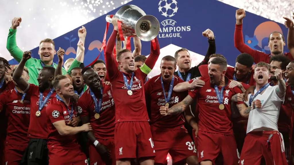 Fotbalisté Liverpoolu se radují z vítězství v Lize mistrů